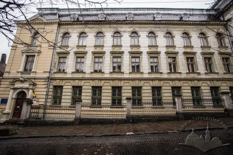 Vul. Hrushevskoho, 5. Left part of the main facade, the main entrance is on its left