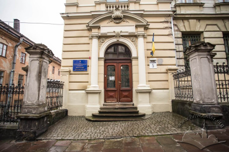 Vul. Hrushevskoho, 5. The main entrance to the library