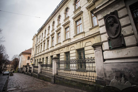 Vul. Hrushevskoho, 5. Left part of the main facade
