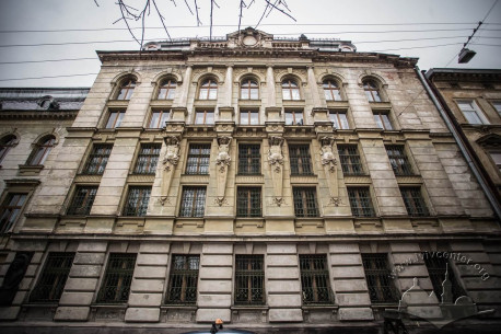 Vul. Hrushevskoho, 5. Right part of the main facade