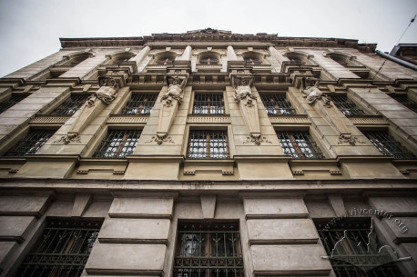 Vul. Hrushevskoho, 5. A more detailed view of the right part of the main facade