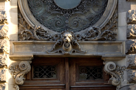 Prosp. Svobody, 15. A fragment of a secondary entrance with a lunette window above it