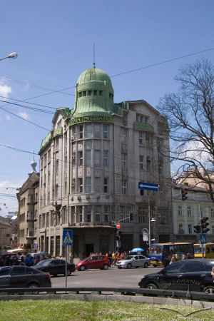 Вул. Академіка Гнатюка, 2 – кол. будинок банку