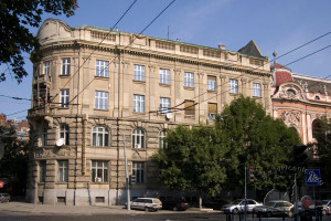 Вул. Листопадового Чину, 8 – готель