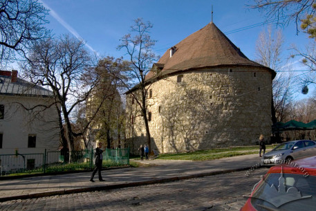 Vul. Pidvalna, 4. A view of the building from vul. Vynnychenka