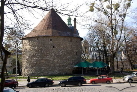 Vul. Pidvalna, 4. A view from vul. Vynnychenka, from the east
