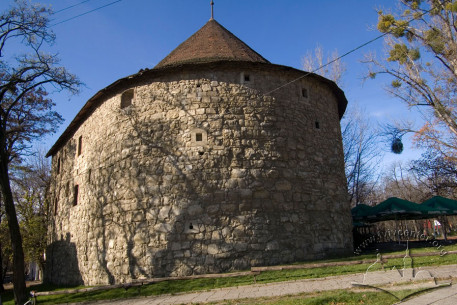 Vul. Pidvalna, 4. A view from vul. Vynnychenka, from the east