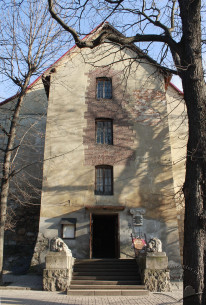 Vul. Pidvalna, 4. The building's western facade with the main entrance