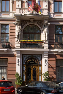 Prosp. Svobody, 13. Part of the facade with the main entrance