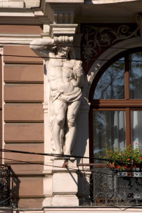 Prosp. Svobody, 13. One of the atlantes supporting a 3rd floor balcony