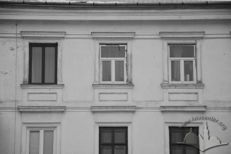 Вул. Стефаника, 11. Вікна 4-го поверху на тильному фасаді