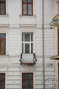 Вул. Стефаника, 11. Самовільно влаштований балкон на місці вікна