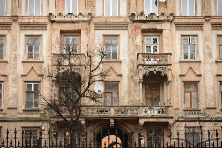 Вул. Стефаника, 11. Фрагмент головного фасаду. У центрі - стилізація готичних веж, з балконами декорованими масверками