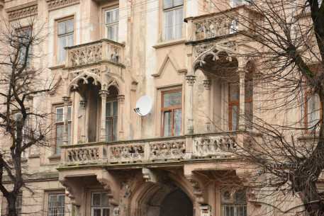 Вул. Стефаника, 11. Балкони на головному фасаді