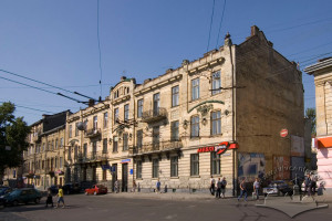 Вул. Шота Руставелі, 8–8а – житловий будинок з бібліотекою на І-му поверсі