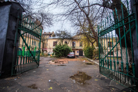 Vul. Zelena, 24. Gate to the former palace's territory