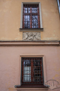 Vul. Zelena, 24. Windows on the principal facade, and a Neoclassicist carved stone panel