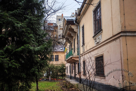 Vul. Zelena, 24. A view along the building's principal facade towards the houses on vul. Tarnavskoho