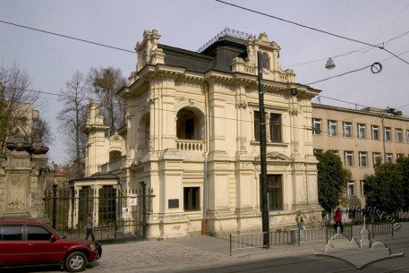 Вул. Коперника, 40а. Справа - будинок школи, спорудженої у 1970-х рр.