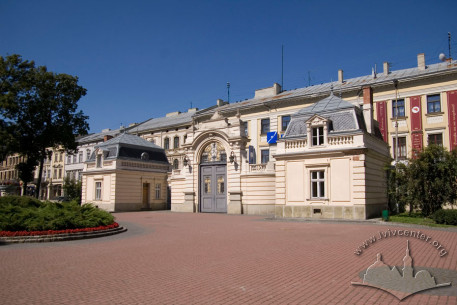 Vul. Kopernika, 15. The entrance gate to the former palace's territory