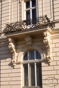 Vul. Kopernika, 15. A 2nd floor balcony on a lateral avant-corps
