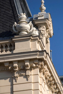 Vul. Kopernika, 15. Decor on top of the facade: entablature, a balustrade attic, a lucarne