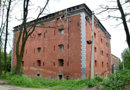 Західний бік казарм