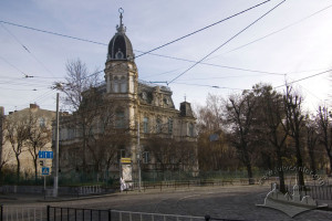 Вул. Коновальця, 47 – будинок медичної установи