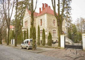 Вул. Галицької армії, 7 – готель "Замок Лева" (колишня вілла)