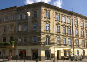 Пл. Генерала Петра Григоренка, 1а – житловий будинок