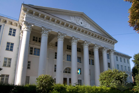 Вул. Пекарська, 50. Портик у центрі головного фасаду