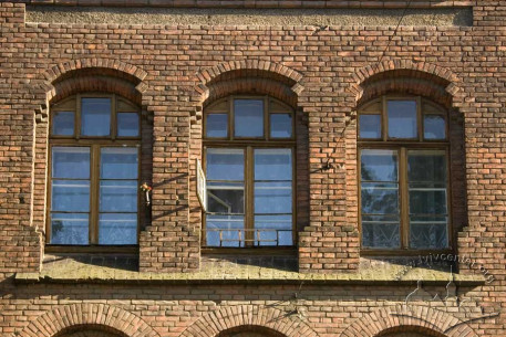 Вул. Бандери, 11. Вікна 3-го пов. на головному фасаді