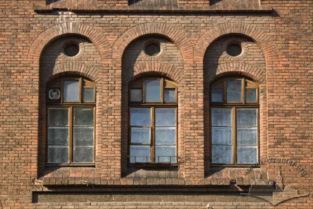 Вул. Бандери, 11. Вікна 2-го пов. на головному фасаді