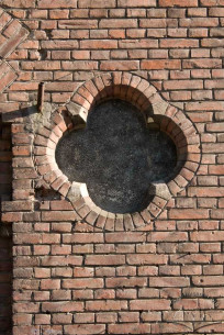 Вул. Бандери, 11. Ніша у формі квадрифолія збоку головного порталу