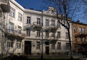 Вул. Академіка Богомольця, 11 – житловий будинок