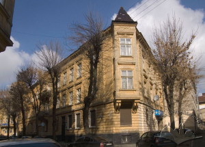 Ul. Bohomolca, 15 – budynek mieszkalny