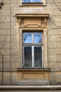 Vul. Bohomoltsia, 15. A 2nd floor window