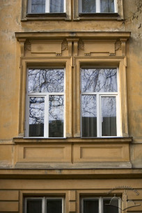 Ul. Akademika Bohomolca, 10. Okna na 1 piętrze