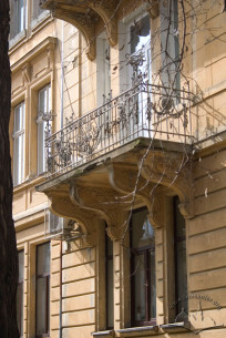 Ul. Akademika Bohomolca, 10. Elewacja boczna. Balkon na 1 piętrze