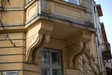 Ul. Akademika Bohomolca, 10. Niższa część narożnego wykuszu