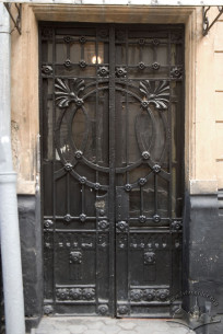 Vul. Bohomoltsia, 11a. The main entrance