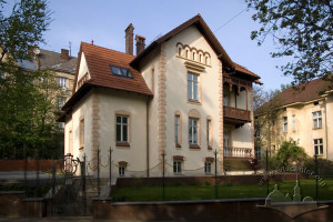 Ul. Metrologiczna, 2 – budynek biurowy (dawna willa)