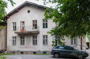 Вул. Здоров’я, 9 – офісний будинок (кол. фабрика)