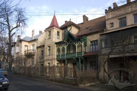 Вул. Котляревського, 29. Будинок в оточуючій забудові