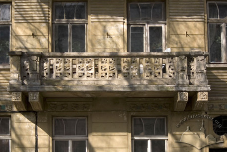 Ul. Akademika Bohomolca, 5. Balkon na 1 piętrze
