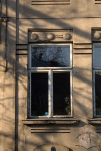 Вул. Котляревського, 16. Вікно 1-го поверху