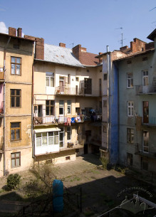 Vul. Nechuya-Levytskoho, 15. A view from the courtyard