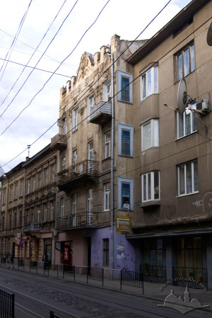 Вул. Дорошенка, 32 – житловий будинок