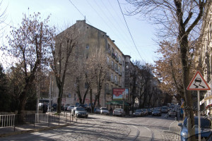 Вул. Дорошенка, 45 – житловий будинок