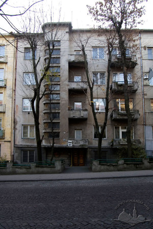 Вул. Дорошенка, 47 – житловий будинок